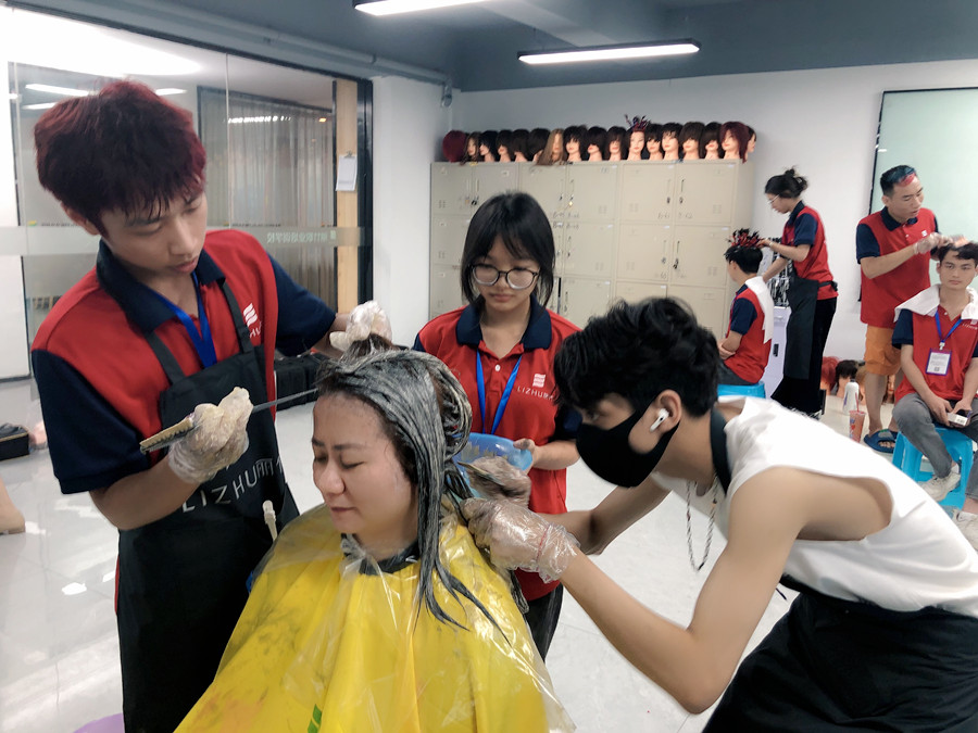 如何向顧客推薦合適的發(fā)色？南寧燙染造型學校分享