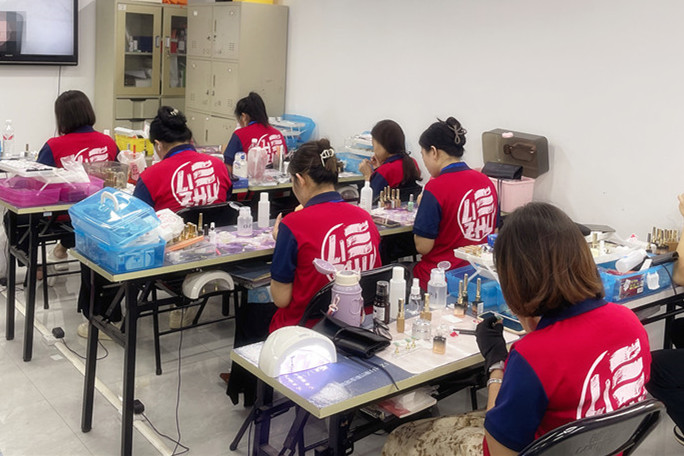 黑色系ins風(fēng)美甲，廣西美甲名?？钍浇榻B