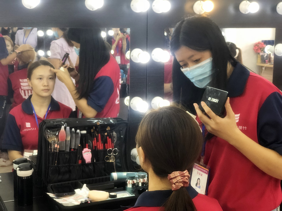 如何打造自然底妝？廣西彩妝教學(xué)基礎(chǔ)