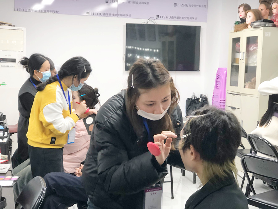 廣西化妝基礎短期：零基礎學化妝入門學什么？