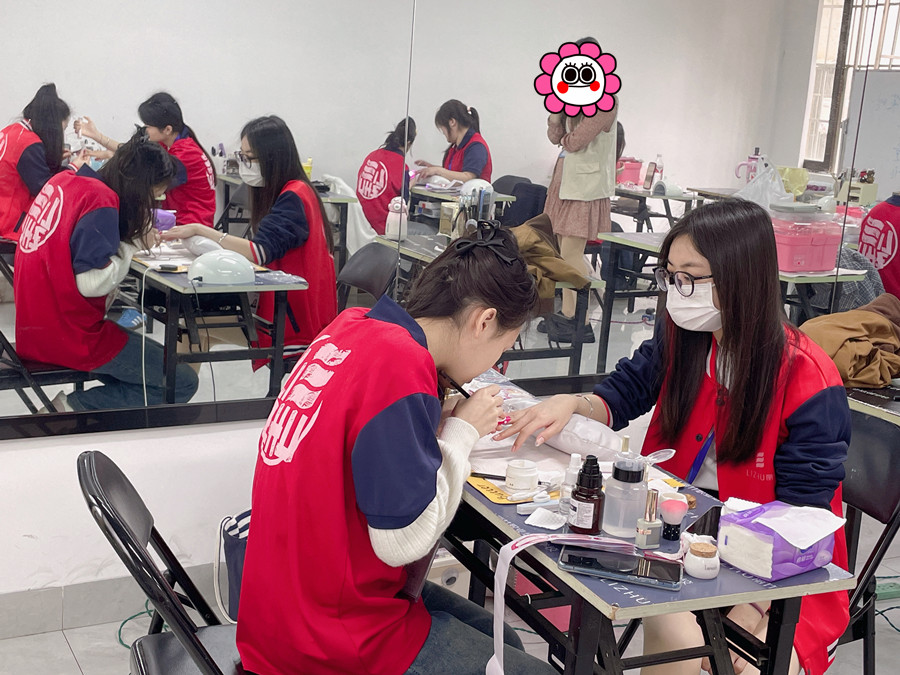 紙托光療延長技巧，廣西美甲專業(yè)教學(xué)