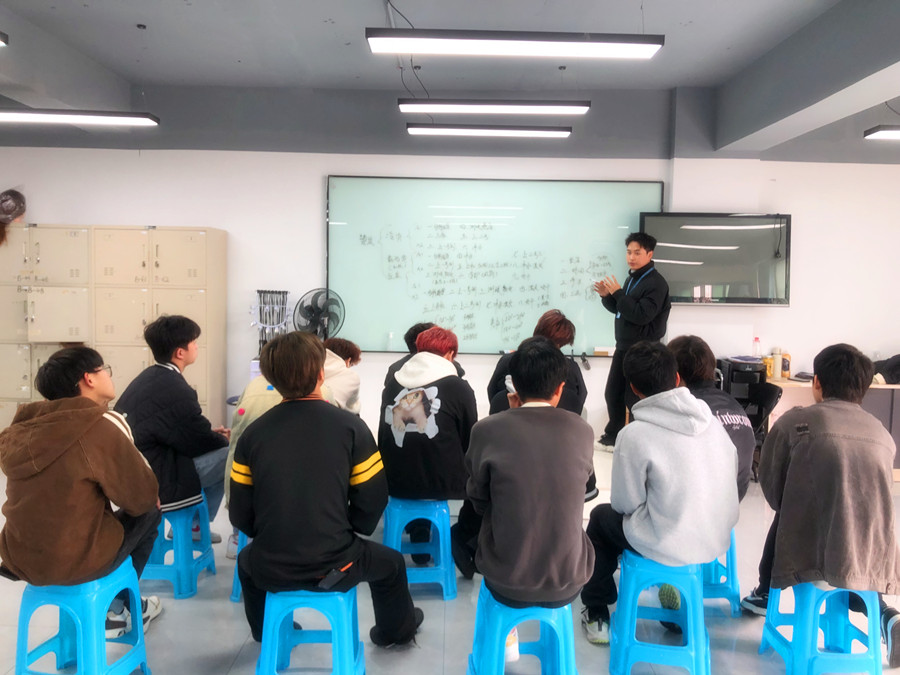 廣西燙發(fā)專業(yè)教案：如何正確蓋白發(fā)？