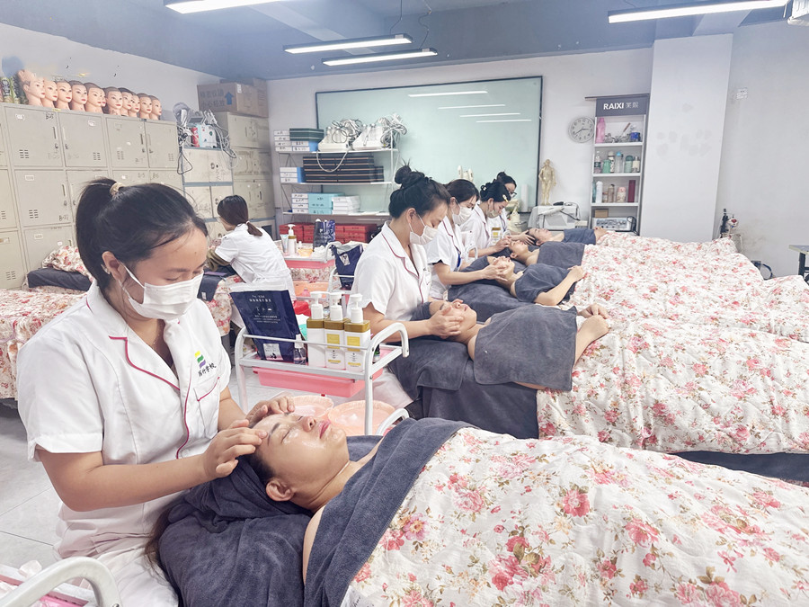 如何使用面霜進(jìn)行面部按摩？南寧教面部按摩