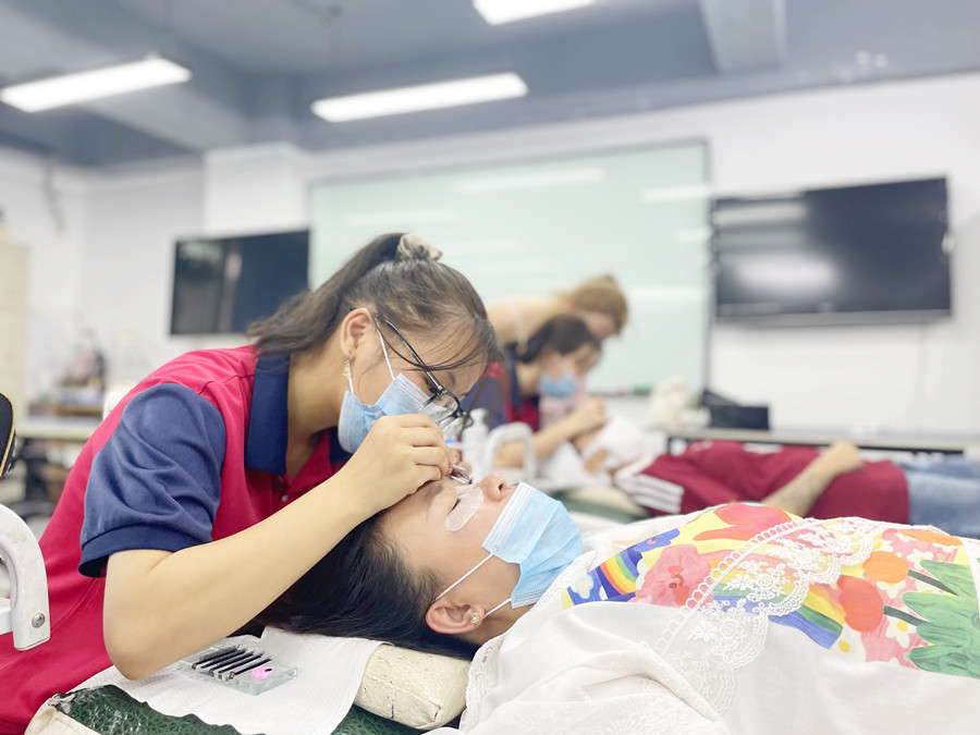 如何成為高價美睫師？南寧美睫學(xué)校排行分享技巧
