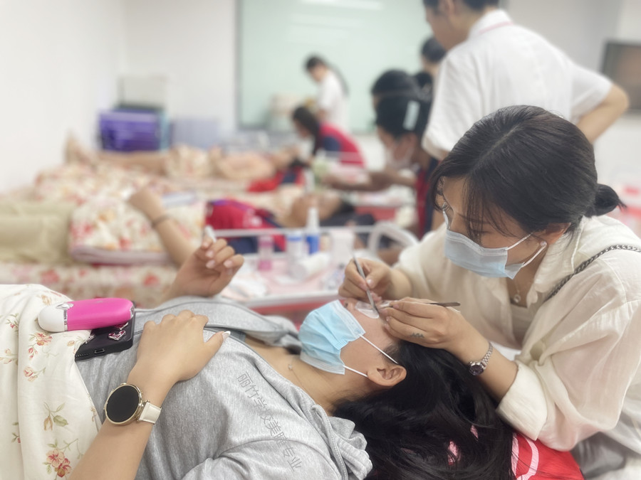 嫁接美睫后如何修補？南寧美睫教學