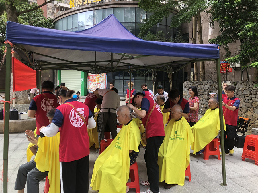 廣西美發(fā)職業(yè)學(xué)校開展“學(xué)雷鋒”免費(fèi)理發(fā)活動(dòng)。