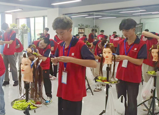 廣西學(xué)美發(fā)有前途嗎？廣西美發(fā)發(fā)展前景