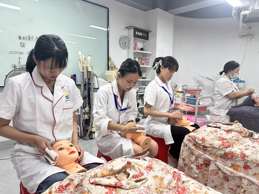 美容新手用假頭模練習的好處，學美容0基礎(chǔ)