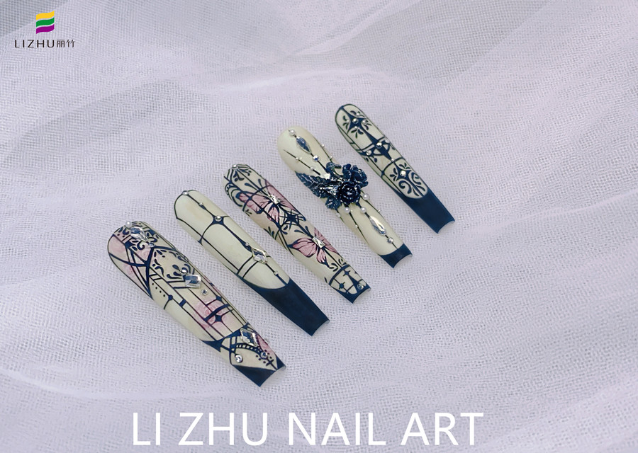 手繪花窗美甲，南寧美甲設(shè)計(jì)作品賞析