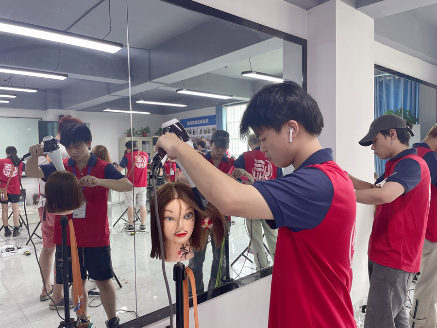 洗完頭應(yīng)不應(yīng)該包頭發(fā)？廣西美發(fā)教學(xué)