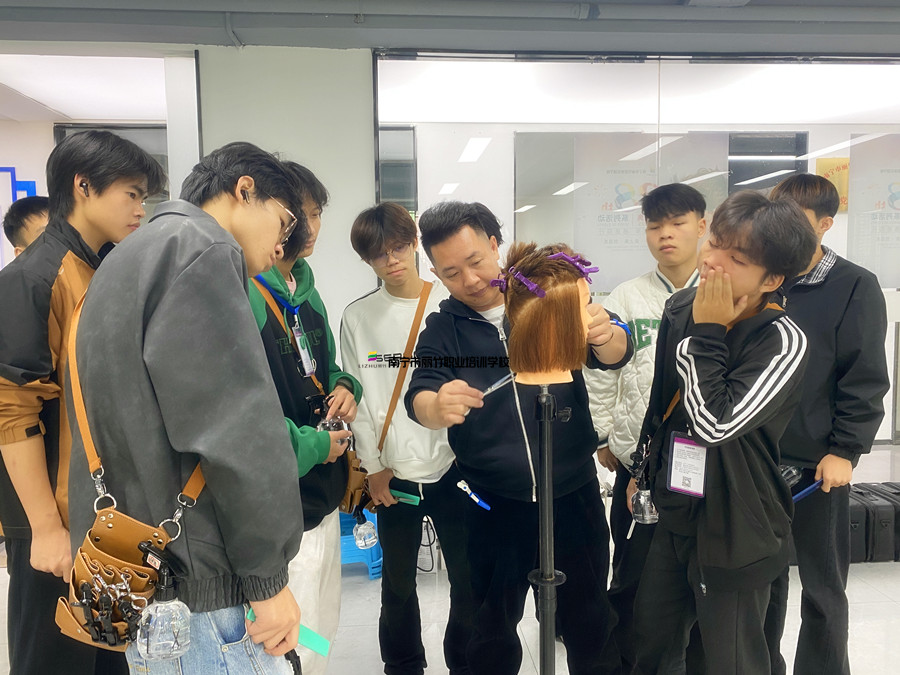 圓形層次修剪，廣西剪發(fā)技術學校