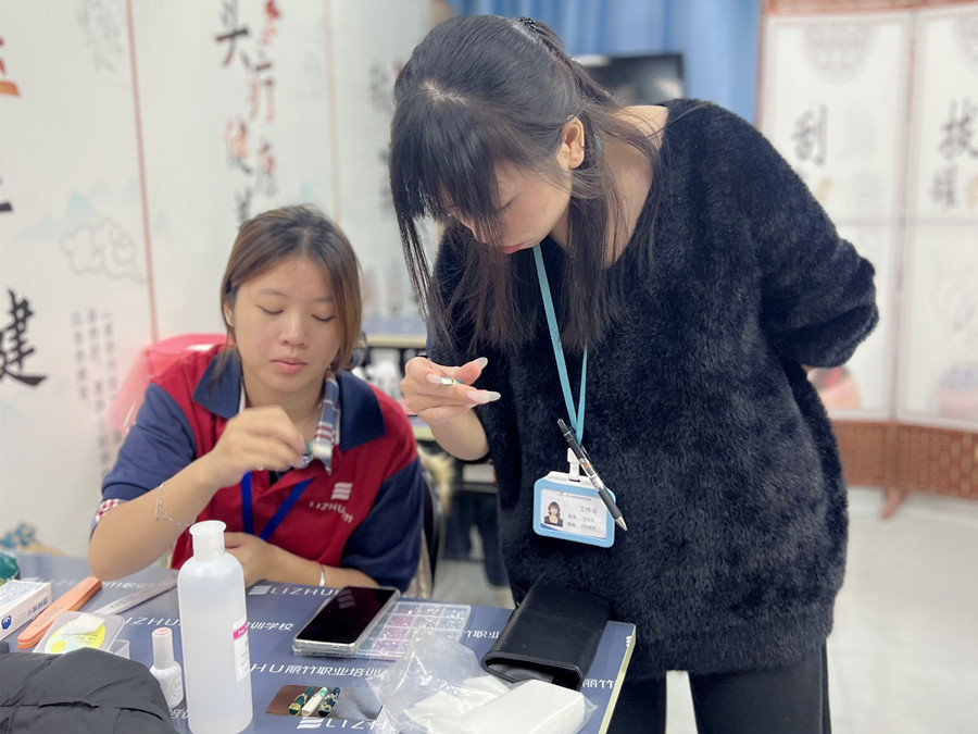 輕奢綠色貓眼美甲，南寧專業(yè)美甲學校學員作品