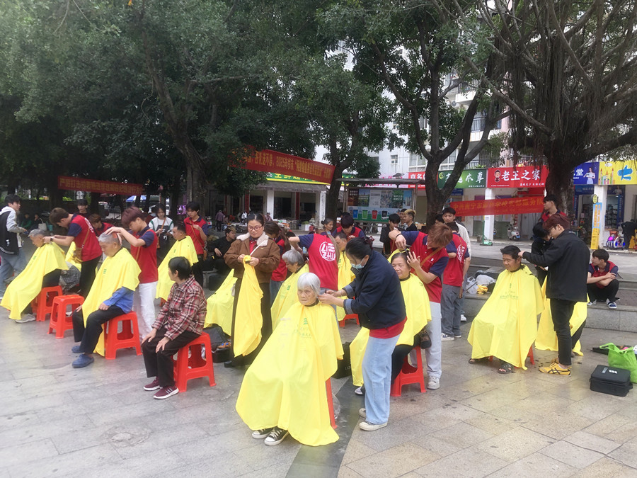 南寧美發(fā)學(xué)校外出實(shí)踐活動(dòng)，檢驗(yàn)學(xué)員技術(shù)能力