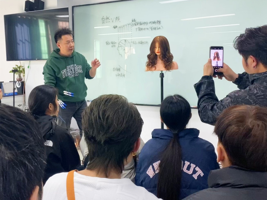 自然V線修剪手法，從零開始學(xué)美發(fā)