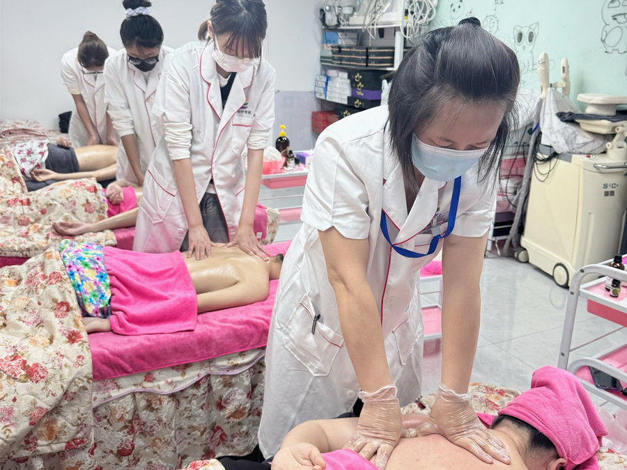 肩胛骨按摩真人實(shí)操，南寧美容培訓(xùn)練習(xí)