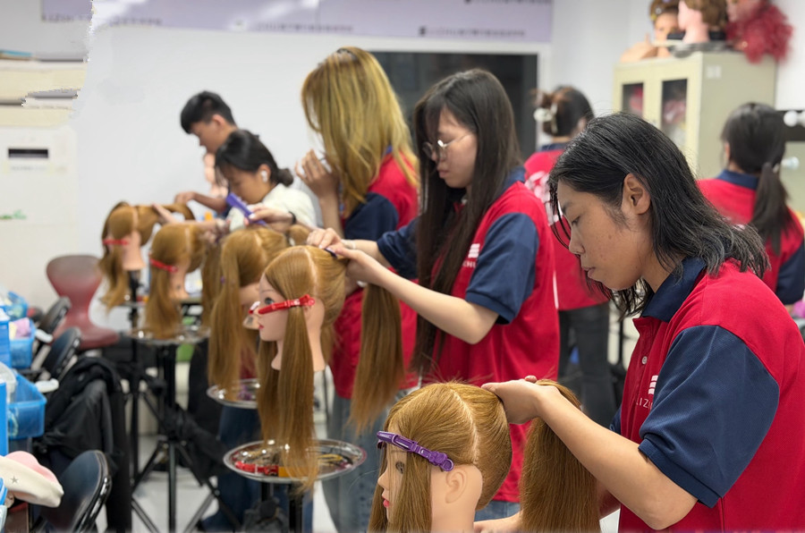 南寧化妝造型學校頭模發(fā)型基礎(chǔ)訓練