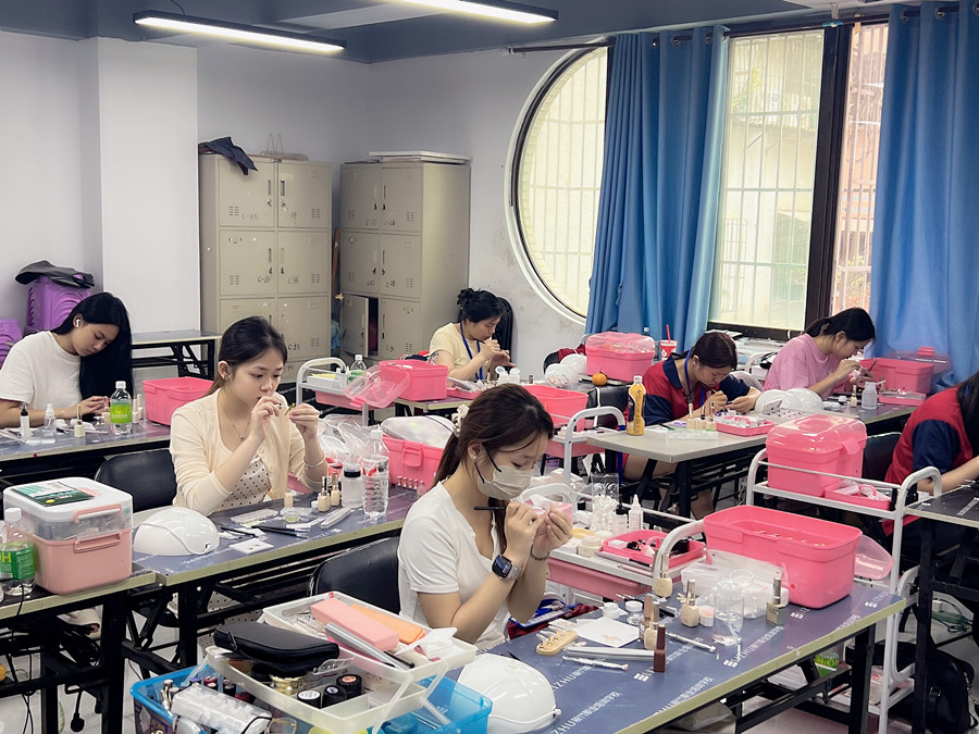 零基礎學美甲，從手忙腳亂到從容下筆